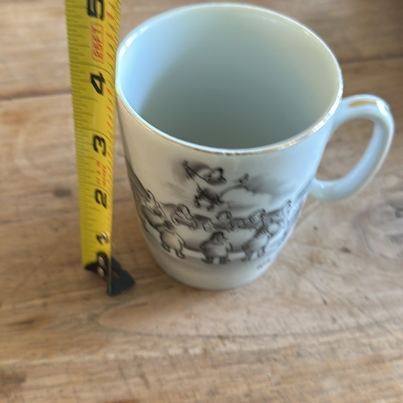 Robert Mayokok Inuit Artist Signed Porcelain Mug – “Blanket Toss” – 1950s - Picture 7 of 7